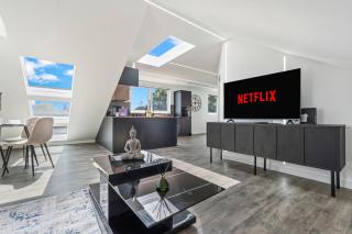 Luxury Top Floor Apt Free Parking - 3