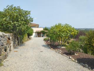 gite dans une maison en rez-de-chaussée avec piscine - Joyeuse - 3
