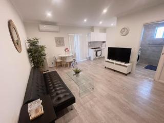 Hidden 2 Bedroom Getaway in Kingsgrove - 7