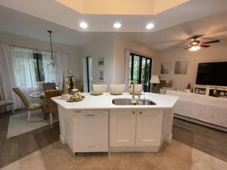 WONDERFUL,RENOVATED CONDO IN LUXURIOUS RESORT, Close to Famous 5thAve, Beach-Pier - 4