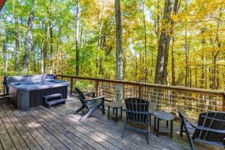 Wooded Nest, Cozy 3BR Chalet Near Spas, Downtown Berkeley Springs & Hiking - Berkeley Springs - 7
