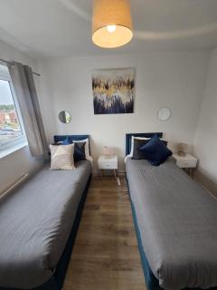 Comfort Meets Convenience, 2BR Flat in Slough - 8