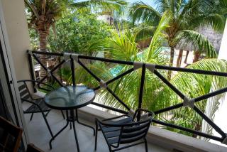 1 block from the Ocean, comfy condo with pool view - 8