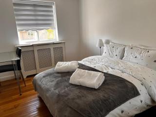 2 Bedroom Flat Near Warner Bros Studio, Watford - 8