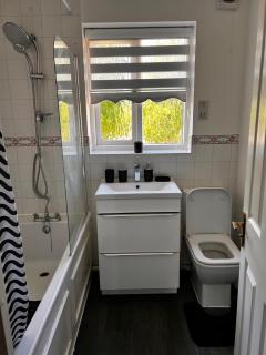 2 Bedroom Flat Near Warner Bros Studio, Watford - 3