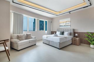Luxury JLT Studio Renovated Lake View Metro - 5