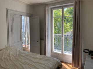 Very charming Haussmannian apartment with balcony - 2