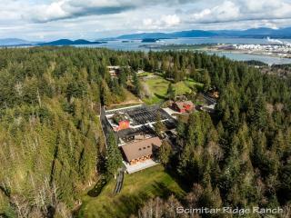 Off-Grid Bungalow Cabin Private Ranch Sleeps 8 - 8