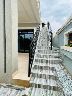 Super quiet Heaven Hideout Loft - 9