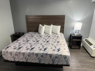 Econo Lodge Montgomery South I-65 - 1