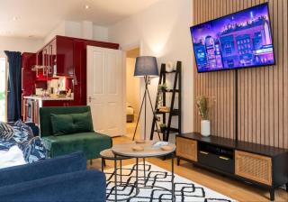 Spacious 3 bed Parking, Long stay , Relocators - 6