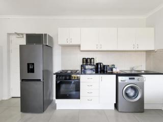 Rivers Edge Apartment in Rondebosch with Balcony - 8