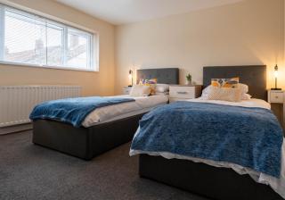 pet friendly house by KBS StayHub Short Lets & Serviced Accommodation Brockworth with parking - Brockworth - 1