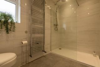 pet friendly house by KBS StayHub Short Lets & Serviced Accommodation Brockworth with parking - Brockworth - 2