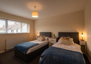 pet friendly house by KBS StayHub Short Lets & Serviced Accommodation Brockworth with parking - Brockworth - 3