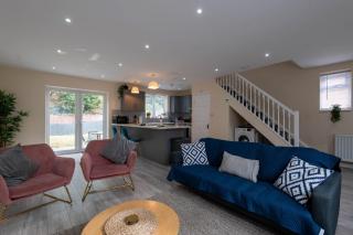 pet friendly house by KBS StayHub Short Lets & Serviced Accommodation Brockworth with parking - Brockworth - 0