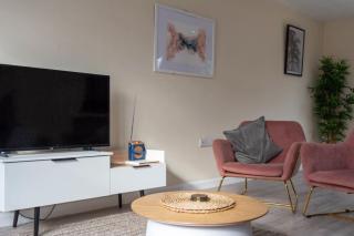 pet friendly house by KBS StayHub Short Lets & Serviced Accommodation Brockworth with parking - Brockworth - 5