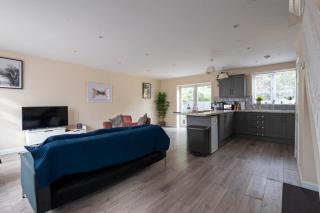 pet friendly house by KBS StayHub Short Lets & Serviced Accommodation Brockworth with parking - Brockworth - 6