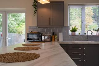 pet friendly house by KBS StayHub Short Lets & Serviced Accommodation Brockworth with parking - Brockworth - 7