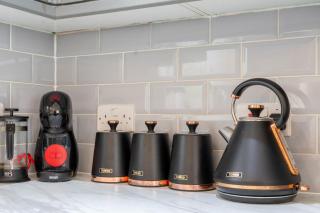 pet friendly house by KBS StayHub Short Lets & Serviced Accommodation Brockworth with parking - Brockworth - 8