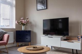 pet friendly house by KBS StayHub Short Lets & Serviced Accommodation Brockworth with parking - Brockworth - 9