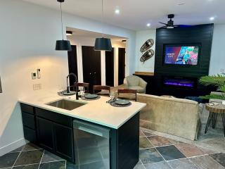 Modern 2BR Retreat in Harbor - 9