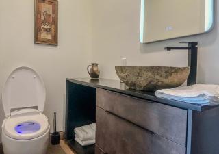 Modern Apartment - Home Theater and Premium Kitchen - Terrebonne - 9