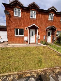 Family Stay Driveway and Garden - - 3