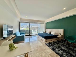 1 Bd Apt top Location! Gym, Pool - 4