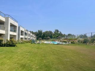 Modern ground floor with private garden and pool - 2