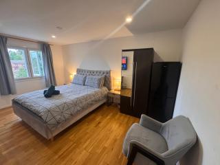 Specious double room with king size bed - 8
