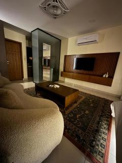 Skyluxe Designer Suites with rooftop Pool, Gym, Sauna & Self Check In - 9