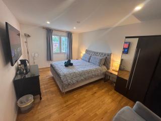 Specious double room with king size bed - 9