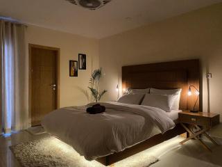 Skyluxe Designer Suites with rooftop Pool, Gym, Sauna & Self Check In - 6