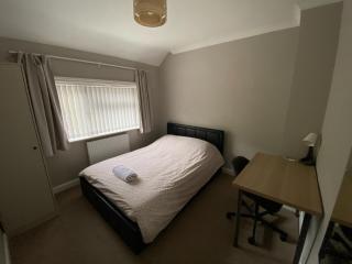 4 Bedroom Home, FREE Parking & Wi-Fi, Garden - Tilehurst - 1