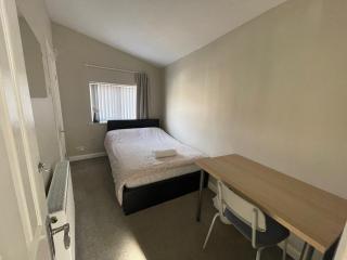 4 Bedroom Home, FREE Parking & Wi-Fi, Garden - Tilehurst - 4