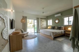 La Fenice 3 Bedroom Beachfront Apartment - 0