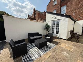 Lethbridge Villa 49 3-bedroom Apartment with Garden, Fibre WiFi, free parking, sleeps 6 - 5
