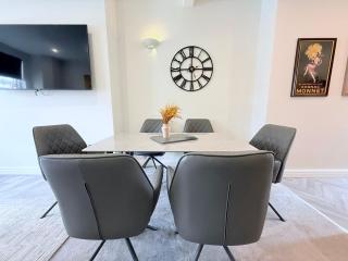 Lethbridge Villa 49 3-bedroom Apartment with Garden, Fibre WiFi, free parking, sleeps 6 - 8