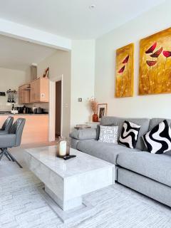 Lethbridge Villa 49 3-bedroom Apartment with Garden, Fibre WiFi, free parking, sleeps 6 - 0