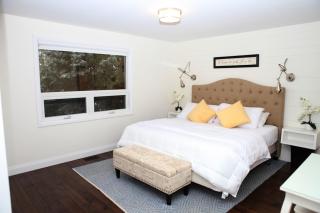 Luxurious Lakefront Cottage, Sleeps 12 - 4