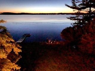 Luxurious Lakefront Cottage, Sleeps 12 - 4