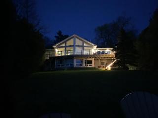 Luxurious Lakefront Cottage, Sleeps 12 - 6