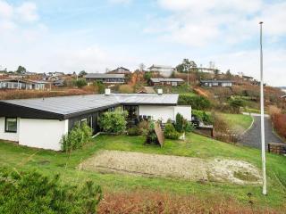 Family-Friendly House by the Beach - 0