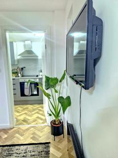Elite Service Accommodation 5min to Tram, direct to Manchester, 5 min drive to High Street & M60 J17 - 7