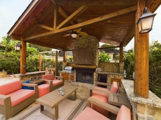 Buckle n Boots BNB - 20 minutes to downtown and pool - 8