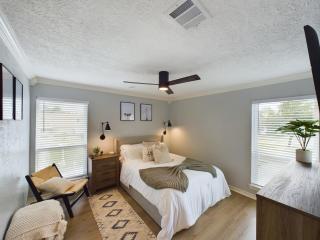 Buckle n Boots BNB - 20 minutes to downtown and pool - Houston - 7