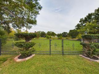 Buckle n Boots BNB - 20 minutes to downtown and pool - Houston - 3