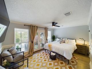 Buckle n Boots BNB - 20 minutes to downtown and pool - Houston - 2