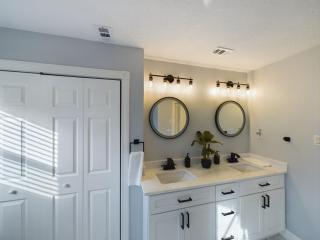 Buckle n Boots BNB - 20 minutes to downtown and pool - Houston - 1